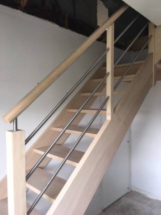 Escalier en bois avec garde-corps inox et main-courante en bois - Nantes 44