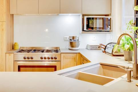 Chazay d'Azergues (69380) : Cuisine rénovée dans un esprit maison de famille dans une maison de village de l'Azergues