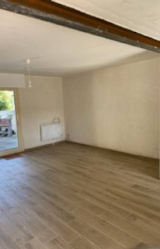 Dépose du mur porteur et pose d’un carrelage imitation bois – Rénovation à Guichen