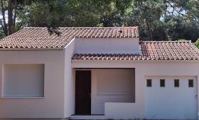 Maison fini avec une isolation par l'extérieur avec une finition enduite