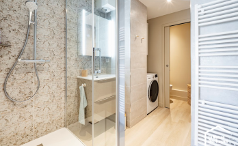 Grande salle de douche entièrement rénovée