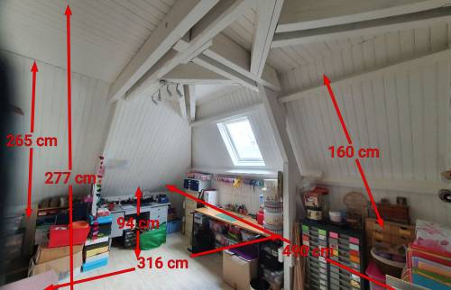 Prise de mesure pour l'aménagement de la salle de bain dans les combles