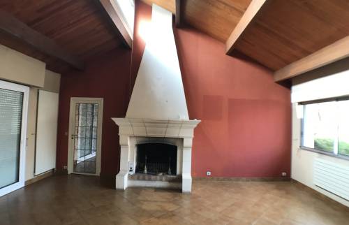 Vue de la cheminée dans le salon avant la rénovation