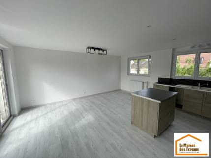 Salle à manger et cuisine avec îlot central après rénovation (Yerres 91330)