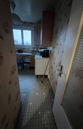 Vue de l'entrée sur la cuisine avant les travaux