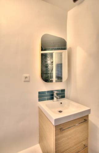 Petite salle d'eau moderne  et optimisée - Paris 17ème