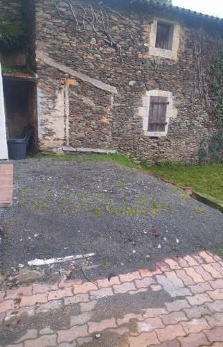 Vue sur la forme du  terrain qui va recevoir la future terrasse