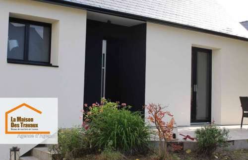 Façade modernisée à Villeneuve-sur-Lot avec entrée design, rénovée par La Maison Des Travaux, agence d’Agen.