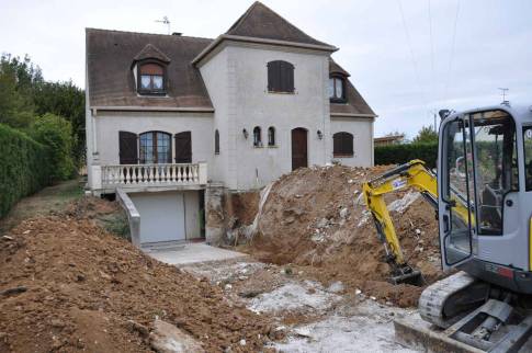 Travaux de terrassement sur une descente de garage en cours - Evry-Grégy-sur-Yerres 77166