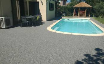 Une terrasse et une plage de piscine en résine 