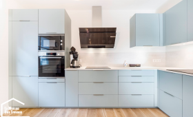 Joli bleu tendre pour cette cuisine