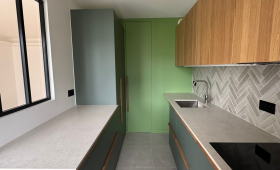 Crédence en chevrons et plan de travail quartz - Appartement Buttes-Chaumont