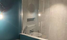 Création seconde salle d'eau avec douche receveur extra plat carrelage façon douche à l'italienne dans maison ancienne Châteaulin (29150)