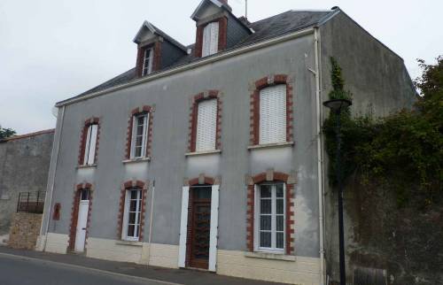 Avant : enduit gris terne