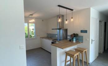 Cuisine ouverte moderne avec îlot central, rénovation complète à Arzon