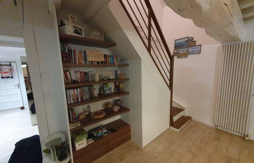 Placard sous l'escalier terminé à Vern-sur-Seiche – rangement sur-mesure