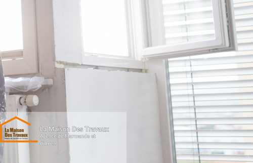 Les travaux avancés : les murs sont fraîchement enduits et prêts pour la peinture. 