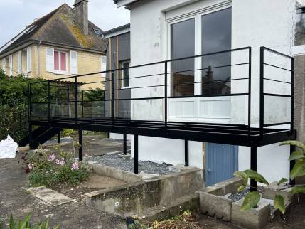 Structure métallique destinée à accueillir la terrasse surélevée (Calvados)