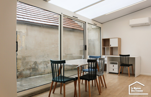 Véranda aménagée en salon et bureau