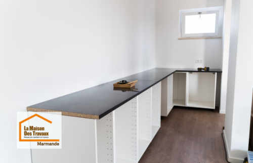 Pose de cuisine en cours au Mas-d’Agenais avec installation du plan de travail et des meubles par des artisans qualifiés sélectionnés par un courtier en travaux à Agen.