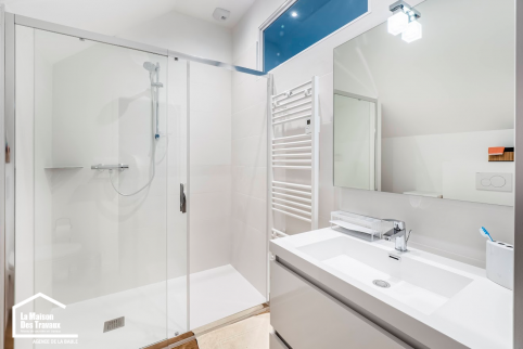 Grande douche à receveur plat