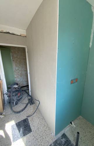 Salle de bain à l'étage pendant la rénovation à Alès