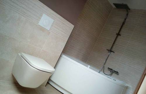Rénovation salle de bain WC suspendu et baignoire d'angle