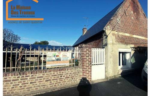 La maison du jeune couple vue de l'extérieur 