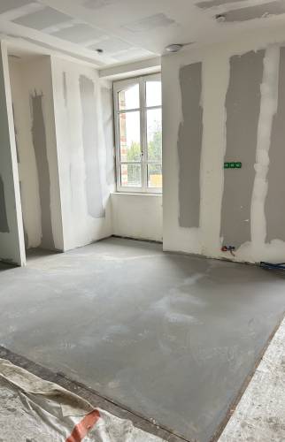  Place vue 2 + plancher béton refait – Nouvelle disposition de l’espace avec le plancher béton remis à neuf.