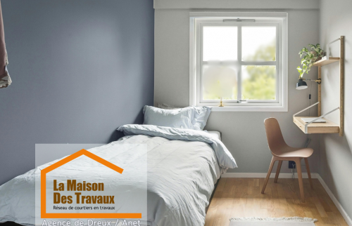 Chambre rénovée à Chérisy : murs et plafond repeints, ambiance douce et moderne, travail signé La Maison Des Travaux Dreux-Anet.