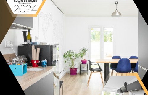 Idées de Rénovation pour une Cuisine Étroite avec Cave à Vin à Sainte-Maxime