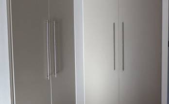 Sobres et minimales, les portes s'adaptent harmonieusement avec le hall d'entrée