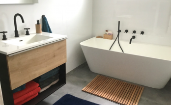 Elégante salle de bain avec baignoire