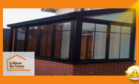 Véranda moderne près de Pluguffan : une extension élégante en aluminium noir qui apporte lumière et confort toute l’année à cette maison.