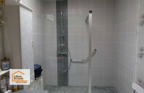 Création d’une douche à l’italienne moderne lors d’une rénovation de salle de bain à Roquefort dans le Lot-et-Garonne.