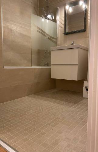 Pose de revêtements dans une salle de bain rénovée à bouc-bel-air-13