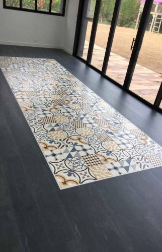 maison avec une mosaïque et un parquet gris tendance