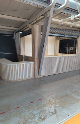 Aménagement du bar avec insertion de la poutre métallique