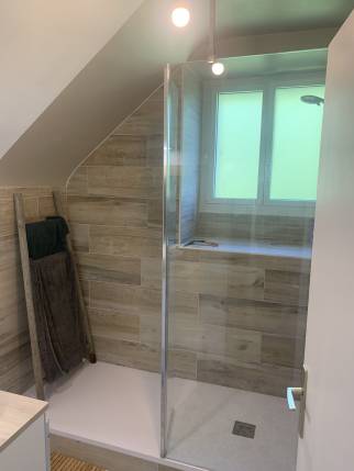 Salle de Bain Rénovée : Ambiance Lumineuse et Aérée