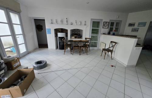  AVANT salon salle à manger avec la cuisine ouverte