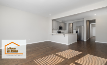 Rénovation d’une cuisine ouverte moderne à Vesoul par Gérald Schneider – Agence La Maison Des Travaux.