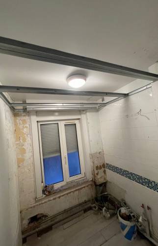 Dépose de l'existant et pose de rails pour la création d'un plafond suspendu 