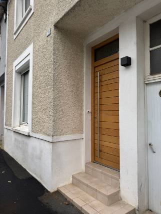 Installation d'une porte d'entrée en bois sécurisée sur une maison - Cholet 49300