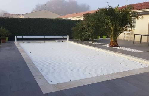 Terrasse de piscine à Corme Royal