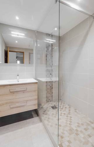 Rénovation terminée – Salle d’eau avec douche à l’italienne carrelée