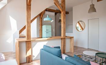 Aménagement de combles avec poutre en bois apparente 