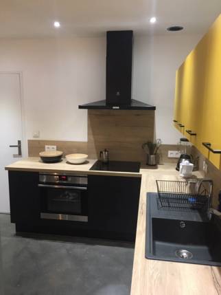 Spots LED encastrés au faux-plafond d'une cuisine rénovée - Nantes 44