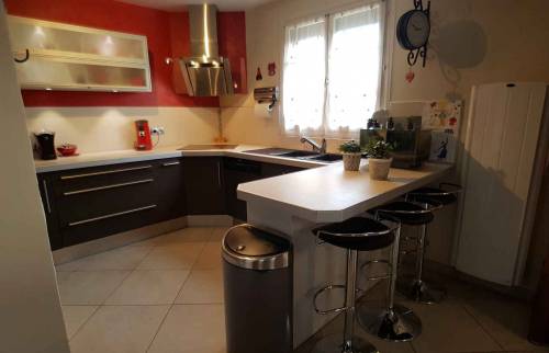 Cuisine aménagée avec séparation bar - Auxerre (89