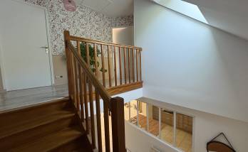 Cage d’escalier repeinte en blanc pour plus de luminosité par La Maison Des Travaux Bruz