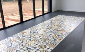maison avec une mosaïque et un parquet gris tendance